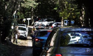 Cotxes intentant arribar a l'aparcament del pantà de Santa Fe. GEMMA ALEMAN / ACN