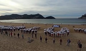 Sare realiza un mosaico en la playa de La Concha para pedir un cambio en la política penitenciaria