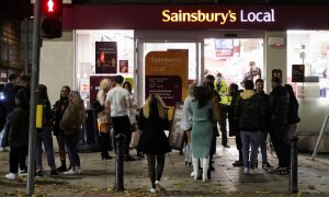 Un grupo de personas en Manchester acude a un supermercado horas durante las restricciones para frenar el coronavirus. REUTERS.