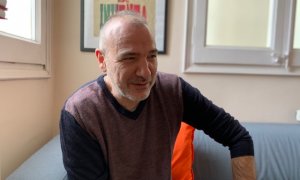 L'escriptor Guillem Sala durant l'entrevista per parlar de la seva darrera novel·la que barreja català i castellà. L.P.