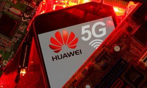 Un teléfono con el logotipo de Huawei y 5G en la placa base de una PC. REUTERS / Dado Ruvic / Archivo