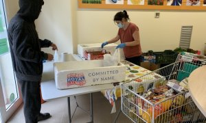 Una persona recoge alimentos que reparte la entidad Raíces San Ignacio en Lleida. Fotografía cedida por Raíces San Ignacio.