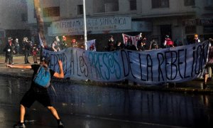 Manifestantes se enfrentan a los carabineros durante una nueva jornada de protestas en contra del gobierno del presidente de Chile, Sebastián Piñera, este viernes en Plaza Italia, ahora conocida como Plaza de la Dignidad, en Santiago. Con consignas a favo