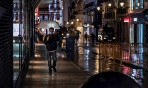 Una persona camina por la madrileña calle Preciados este domingo, en la primera jornada de toque de queda en la capital. EFE/Rodrigo Jiménez