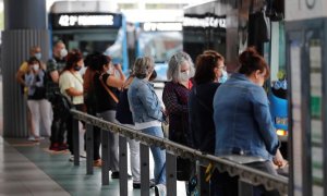 Varias personas esperan el autobús de la EMT en Madrid. EFE/Emilio Naranjo/Archivo
