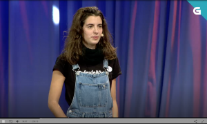 Sara Marchena, en el programa “Luar” con la camiseta del movimiento “Defende A Galega”.