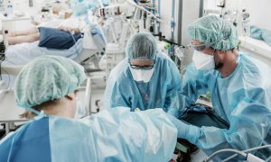 Pacientes en la unidad de cuidados intensivos por covid-19 en el Hospital Universitario de Ginebra el pasado 14 de abril de 2020. / Nora Teylouni | MSF