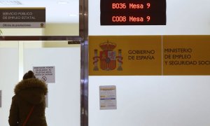 Un grupo de personas espera su turno en una oficina de empleo del ECyL de Valladolid. EFE/Nacho Gallego/Archivo