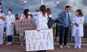 Concentración de médicos frente a las puertas del Hospital Mateu Orfila de Mahón durante el primer día de la huelga convocada por la Confederación Estatal de Sindicatos Médicos (CESM) para visibilizar la huelga convocada hoy