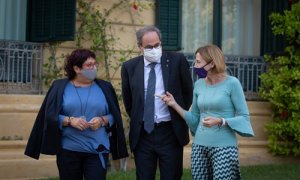 El expresidente de la Generalitat, Quim Torra, pasea con las presas del 'Procés' que mantienen el tercer grado penitenciario, la exconsellera de Trabajo, Asuntos Sociales y Familia de la Generalitat Dolors Bassa  y la expresidenta del Parlament Carmen For