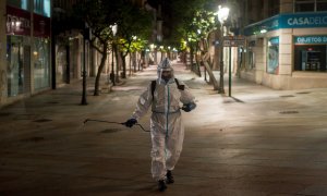 27/10/2020.- Un operario municipal realiza labores de desinfección, en la calle del Paseo de Ourense.