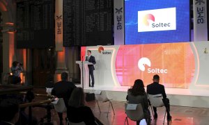 El fundador y CEO de la empresa de energías renovables Soltec Power, Raúl Morales, pronuncia un discurso durante el debut en Bolsa de la compañía. EFE/ Ana Bornay