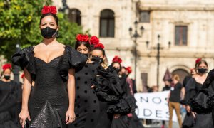 Desfile de moda flamenca con el que los empresarios de Andalucía se han manifestado en el centro de Sevilla para conseguir ayudas específicas para el sector. EFE