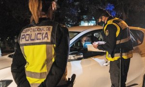 Patrullas de la Policía Nacional y la Policía Municipal controlan las entradas y salidas de Manacor al entrar esta medianoche en vigor el cierre perimetral del núcleo urbano de la localidad balear, decretado por el Govern balear para frenar la propagación