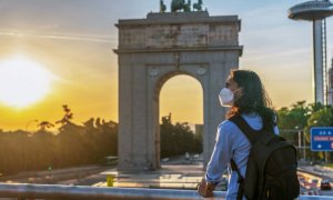 Una persona en Madrid durante la pandemia.