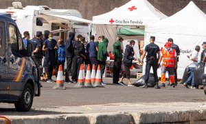 Unos 1.200 inmigrantes rescatados en aguas cercanas a Canarias siguen en el campamento provisional instalado en el muelle de Arguineguín a la espera de ser trasladados.