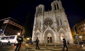 Agentes de la policía francesa aseguran la calle cerca de la entrada de la iglesia Basílica de Notre Dame en Niza, tras el atentado.