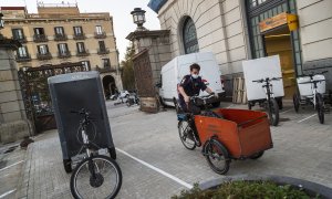 Un repartidor torna amb el seu tricicle al 'microhub`' d Van a Pedal, ubicat a l'Estació de França de Barcelona.