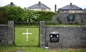 Fotografía de archivo del 6 de junio de 2014 que muestra la entrada de una tumba masiva en el Mother and Baby Home en Tuam, Irlanda.