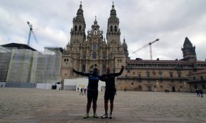 Dos peregrinos en la Praza do Obradoiro, Santiago de Compostela.