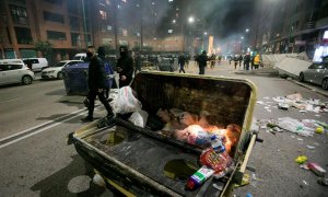 Más de un centenar de personas han protagonizado esta noche graves disturbios en la ciudad de Burgos, especialmente en el barrio de Gamonal, con violentos enfrentamientos con la Policía, lanzamiento de piedras y quema de más de cien contenedores.