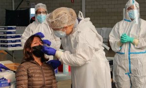 Una dona fent-se la PCR a Palafrugell. Departament de Salut.