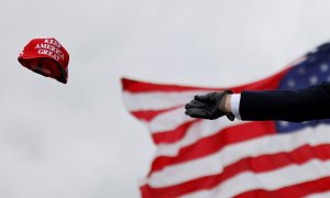 Donald Trump lanza su gorra al final de un acto electoral.