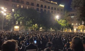 Centenars de persones protesten a la plaça de la Catedral contra el desallotjament de la Casa Buenos Aires. Arran.