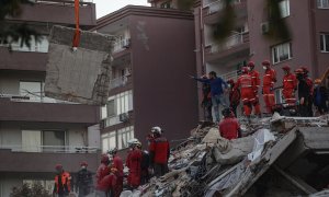 Miembros del equipo de rescate tratan de sacar a personas atrapadas en los escombros ocasionados por un terremoto en Turquía