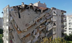 Imagen de un edificio destrozado por el terremoto de Esmirna.