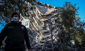 Vista de uno de los edificios derrumbados tras el terremoto que sacudió las costas del Mar Egeo. - EFE