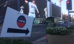 El Staples Center, el pabellón deportivo donde Los Angeles Lakers, los Clippers y los LA Kings disputan sus respectivos partidos de liga, lleva varios días convertido en uno de los centros de votación en el centro de Los Ángeles.