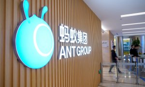 El logo de la financiera Ant Group, una filial del gigante chino del comercio online Alibaba, en su sede en la localidad de Hangzhou, en la provincia china de Zhejiang.