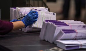 Un voluntario procesa las papeletas por correo antes del día de las elecciones en Houston, Texas.