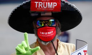 Un seguidor del presidente de EEUU, Donald Trump, que asiste a un acto de la campaña electoral de los republicanos en la localidad de Scottsdale, en el Estado de Arizona. REUTERS/Edgard Garrido