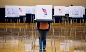 02/11/2020.- Una persona ejerce su derecho al voto anticipado, este lunes en un colegio electoral de Bowie, Maryland (Estados Unidos).