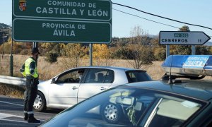 0/10/2020.- Miembros de la Guardia Civil realizan un control en la N-403, en el límite entre las comunidades de Castilla y León y Madrid.
