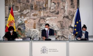 El presidente del Gobierno, Pedro Sánchez (c), preside la reunión del Consejo de Ministros.