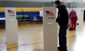 Un hombre emite su voto en un colegio electoral de Conshohocken, Pensilvania.