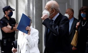 El exmagistrado del Tribunal Constitucional Fernando Valdés y su esposa, a su salida del Supremo, el pasado primero de octubre.