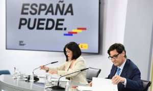 Los ministros de Sanidad, Salvador Illa (d), y de Política Territorial y Función Pública, Carolina Darias (i) ofrecen una rueda de prensa para analizar la situación de la pandamia de covid-19 este miércoles en Madrid.