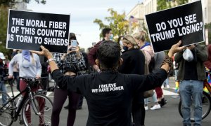 Manifestantes anti-Trump se reúnen en Black Lives Matter Plaza Northwest durante una protesta mientras la votación aún está en curso.