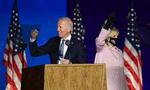 El candidato demócrata Joe Biden durante su alocución en la noche electoral en su cuartel general en Delaware.