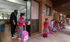 Una niña se lava las manos con gel hidroalcohólico antes de entrar en el aula del colegio Reina Sofía de Totana.