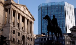 Vista del edificio del Banco de Inglaterra (izq.) en la City de Londres. REUTERS/John Sibley