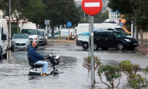 Imagen de un calle junto al paseo marítimo de Jávea (Alicante), inundada por las fuertes lluvias.