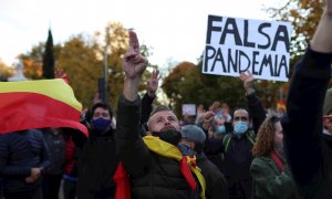 Negacionistas protestan en Madrid contra las mascarillas y la vacuna del coronavirus.