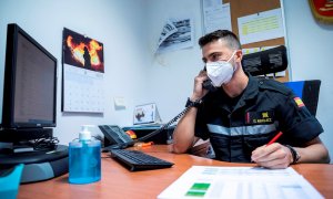 Un miembro de la UME realiza labores de rastreo de posibles contagios de covid-19, en la base aérea de Torrejon en Madrid.