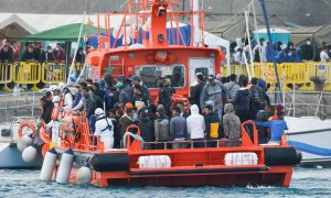 Llegada del Salvamar Menkalinan al muelle de Arguineguín.