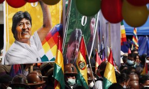 Simpatizantes del expresidente boliviano Evo Morales esperan su regreso al país hoy, en Villazón, población boliviana en la frontera con Argentina. El expresidente Morales culmina once meses de estancia en Argentina, donde recaló en 2019 tras dejar su paí